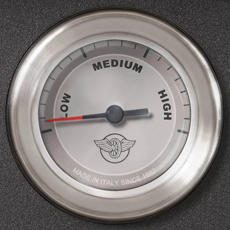 Aragaz pe gaz retro Bertazzoni, colectie Heritage, latime 100 cm, 6 arzatoare, 2 cuptoare electrice 123 l, temperatura reglabila max. 250°C, 11 functii de gatit, convectie, iluminare interioara, termometru integrat, sticla triplustratificata, negru