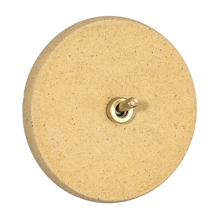 Aranycsíkos sárgaréz kapcsoló, kézzel készített kerek díszkerettel, kompozitból - pigmentált kőporból és akrilgyantából, homokkő színű