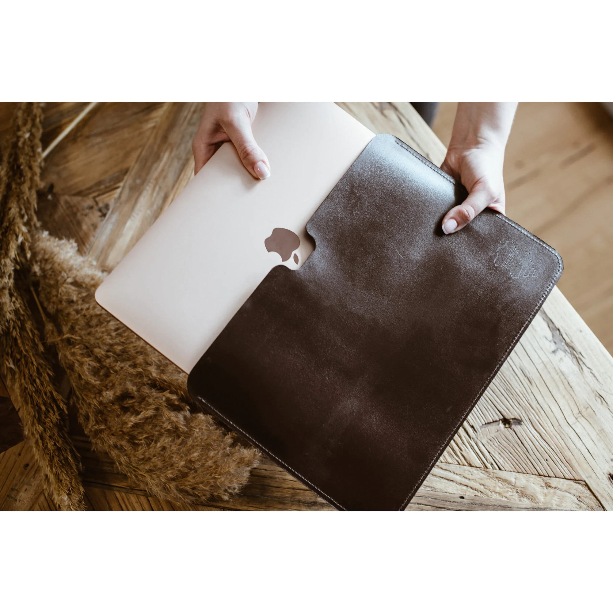 Geanta laptop pentru MacBook 16", Think Leather, handmade, piele, 27x39cm, maro inchis