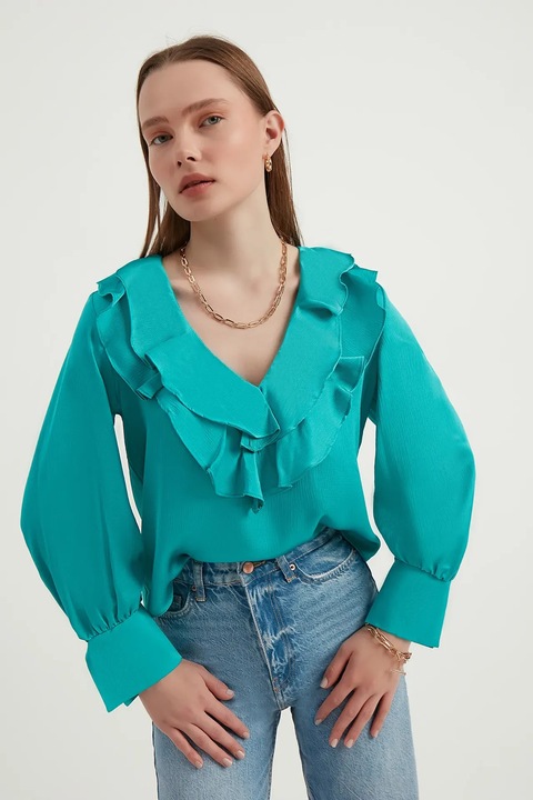 Bluza in V cu volane