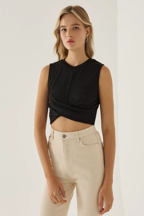 Плетена къса блуза HiCCUP, черен цвят, полиестер, асиметричен дизайн