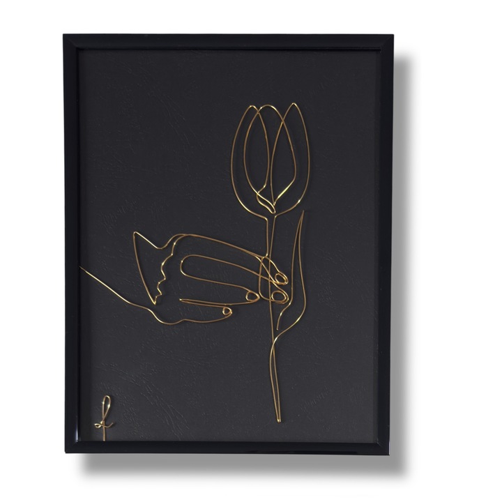 Tablou din sarma Ofera o Lalea, realizat din fir continuu de sarma emailata si lacuita aurie de 1 mm, rama aurie/neagra, dimensiune 18x24 cm, fundal negru marmorat
