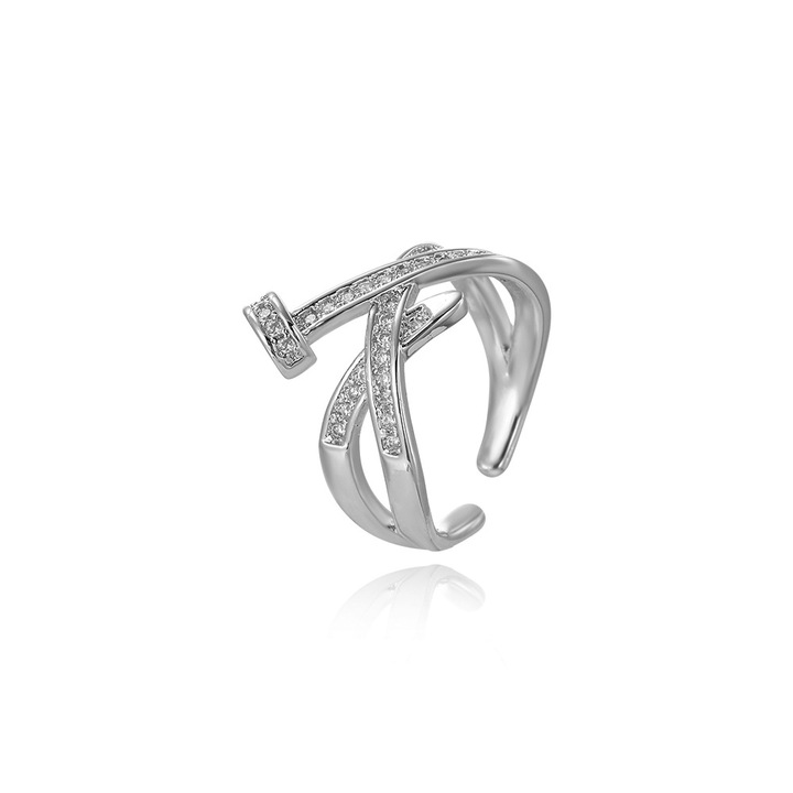 Inel cu nituri argintii si diamante – Acest inel are un design complet incrustat si o structura deschisa cu dimensiune reglabila. Realizat din material hipoalergenic, este perfect ca dar pentru Valentine's Day. Varianta argintie