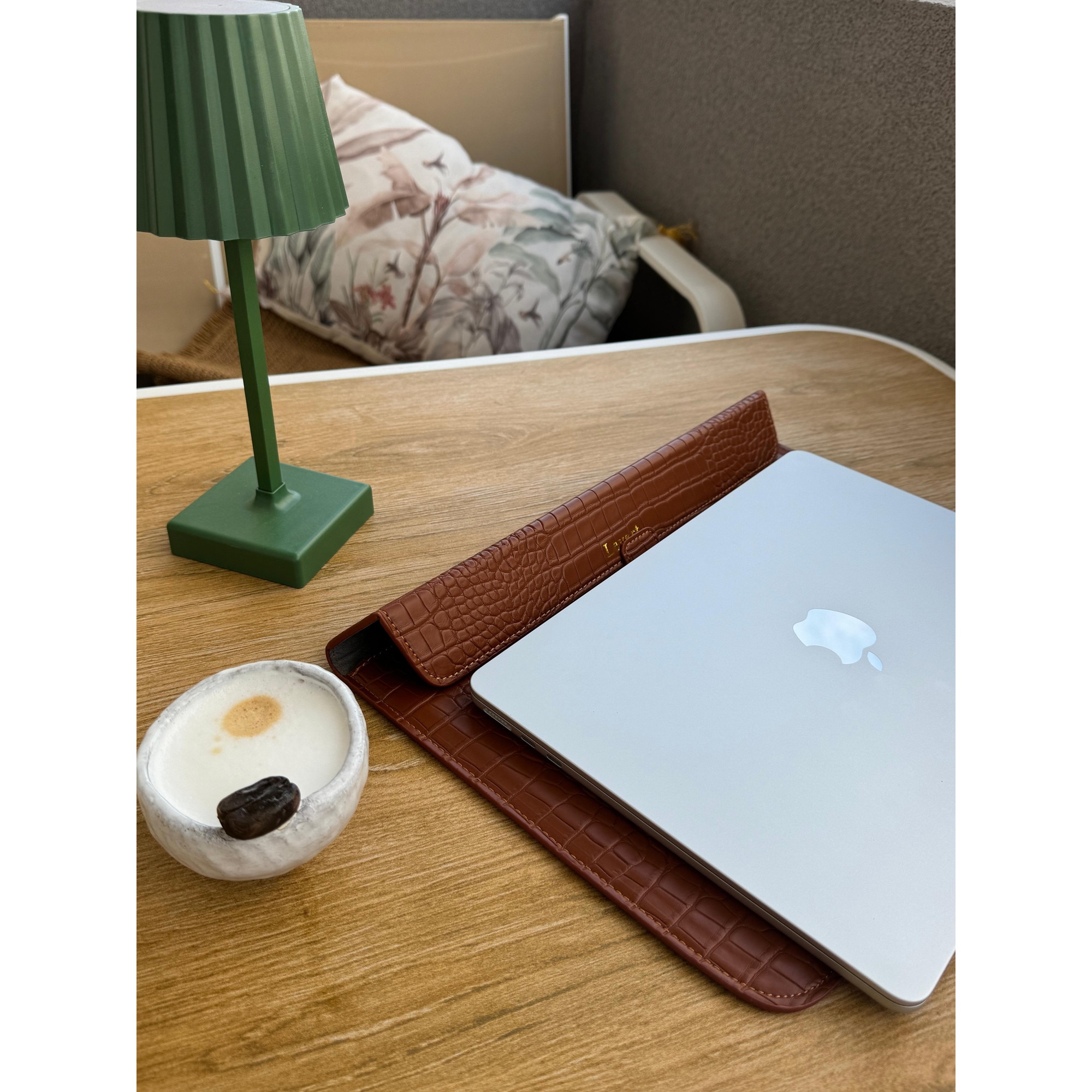 Husa Laptop Slim Levart Croco 13–14 inch, subtire, eleganta, piele vegana, fara fermoar, compatibila MacBook / Ultrabook