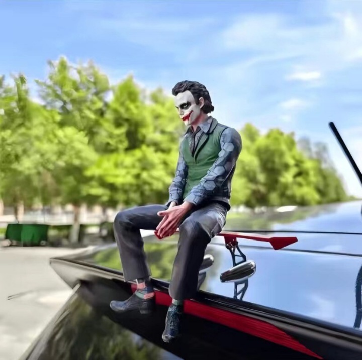 Joker figura 24 cm – Állvánnyal, ideális autóba, irodába vagy számítógépbe – Maszk mellékelve