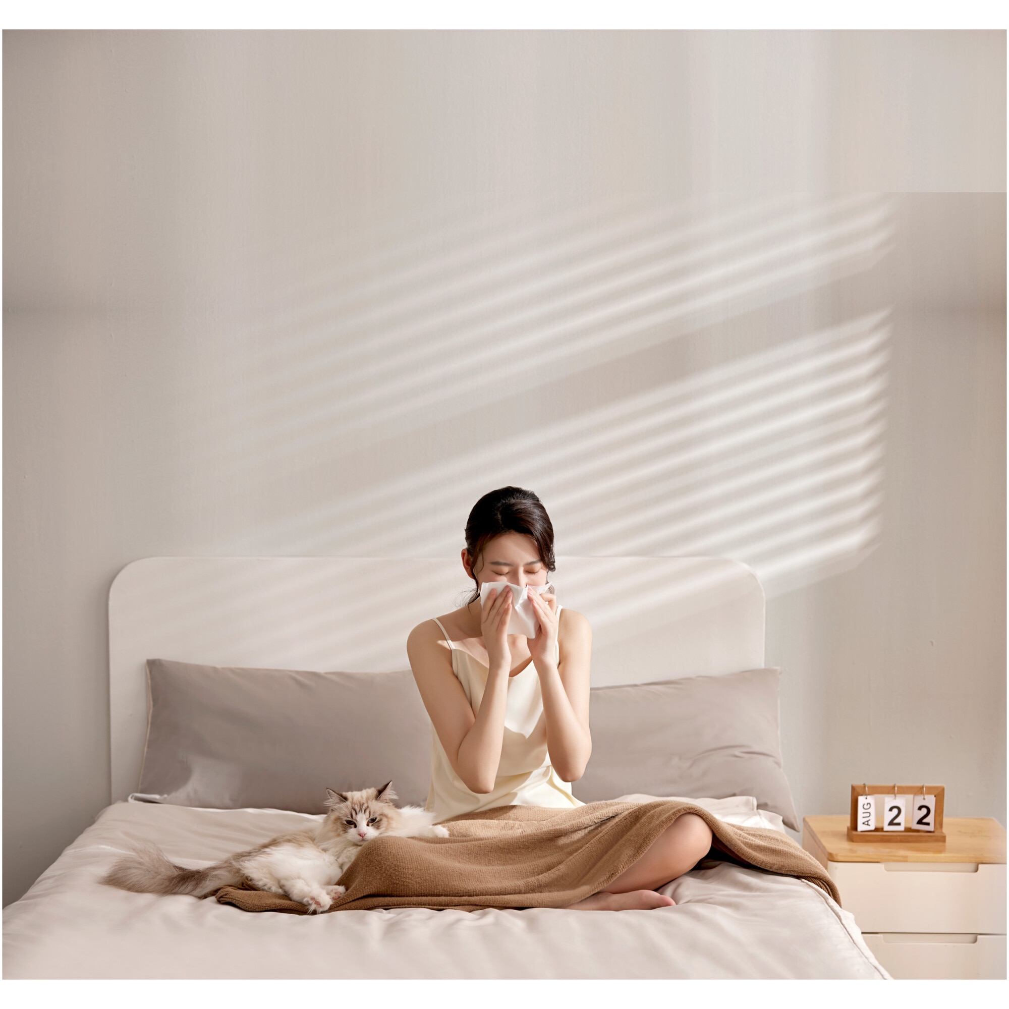 Aspirator Xiaomi Dust Mite Pro BHR8943EU pentru indepartarea acarienilor, 14kPa, 400W, UV sterilizare, ultrasunete, filtrare HEPA, perie electrica spiralata, senzor inteligent, recipient transparent pentru praf, alb