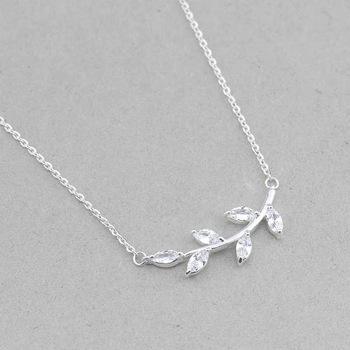 Lantisor de dama cu pandantiv Crenguta cu frunze cristale si pietricele din aliaj Silver Argintiu (Ambalaj CADOU CUTIE) Lantisor de dama cu pandantiv Crenguta cu frunze cristale si pietricele din aliaj Silver Argintiu (Ambalaj CADOU CUTIE)