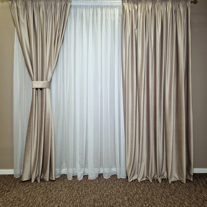 Комплект от 2 луксозни кадифени завеси MASTEL 2x200x245см светло кремави с бял воал завеса 600x245см, изработени с реджанса