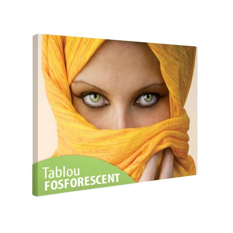 Tablou fosforescent Ochii atractivi si puternici 52x90cm