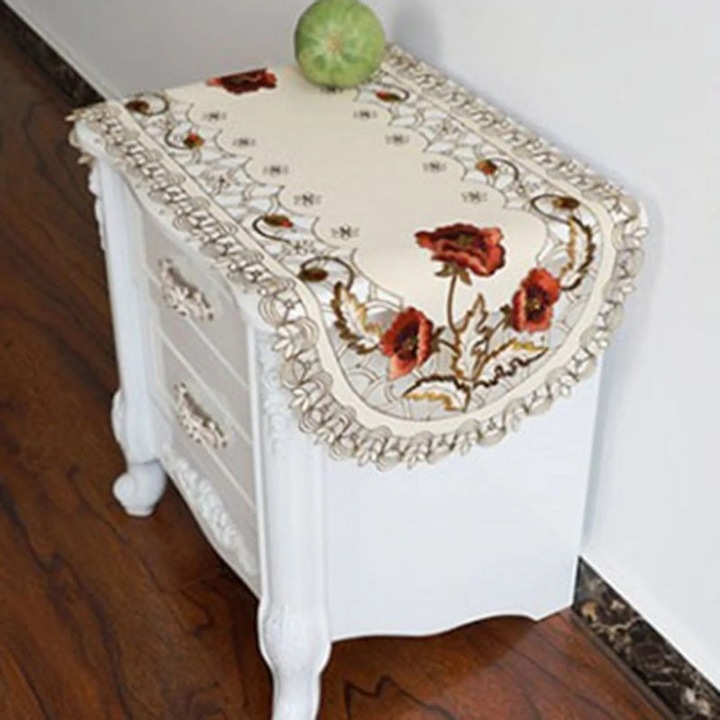 Fata de masa ovala YANYXR BCS2955153, satin brodata cu dantela si motive florale, crem cu flori rosii, 40 x 85 cm