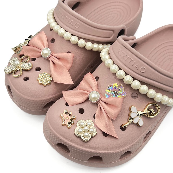 Аксесоари за обувки - Комплект от 12 аксесоара Jibbitz Crocs в елегантен стил с розови текстилни панделки, перли, верижка и елементи от ABS балерина