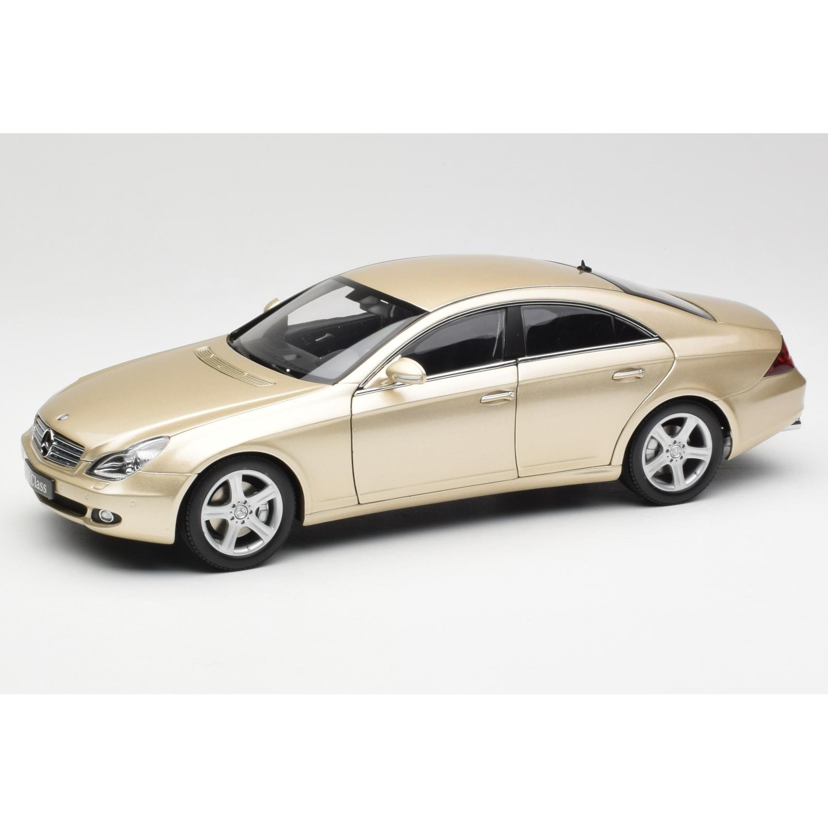 Automacheta Kyosho, Mercedes CLS C219, Bej Deschis, 1:18 - eMAG.ro