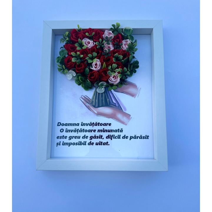 Tablou Cadou Premium „Doamna Invatatoare” – Buchet 3D din Flori Artificiale Aplicate Manual – 20x25 cm – Cadou Emotionant si Elegant pentru Sfarsit de An Scolar