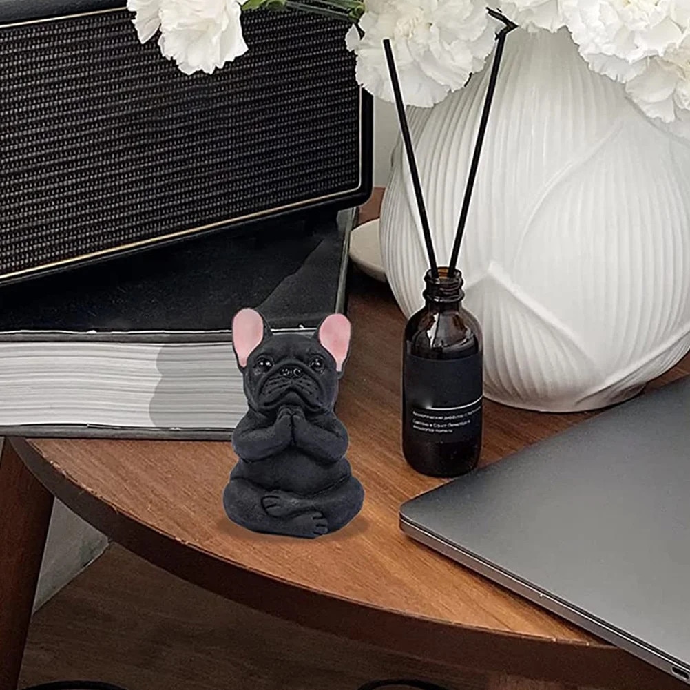 Statuetă Bulldog Francez din rasină, poziție de yoga, neagră