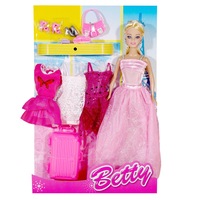 papusa betty cu rochite si accesorii incluse blonda imagen 39_0_
0