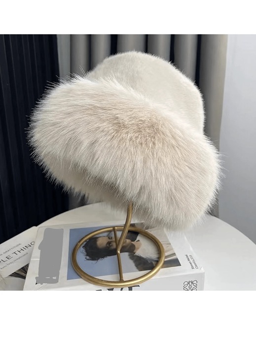 Női puha mongol szőrme sapka, bézs, pomponos részletekkel, téli szett