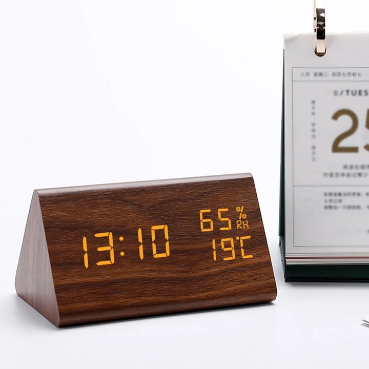 Дървен дигитален будилник, триъгълен формат, с LED дисплей, температурен сензор, 15x9x8 см, многоцветен