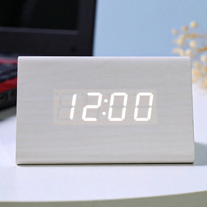 Дървен триъгълен дигитален часовник с аларма и гласово управление, 12x8x7 см, многоцветен