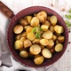 Tigaie antiaderentă din aluminiu cu înveliș din piatră, 28 cm, maro, design modern, rezistent la zgârieturi