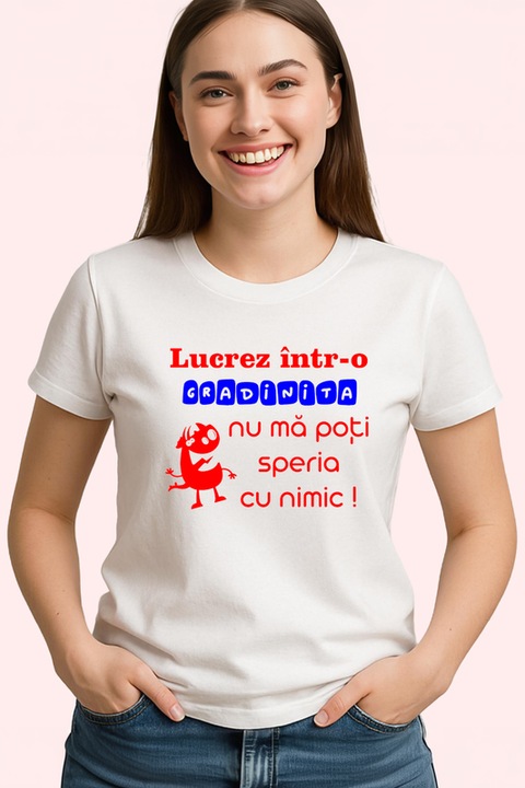 Tricou Dama lucrez intr o gradinita nu ma poti speria cu nimic mesaj educator comic, Alb