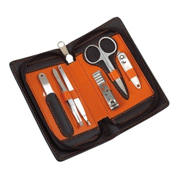 Set manichiura Perfect cu 6 piese: pila, penseta, foarfeca cuticule, 2 unghiere, foarfeca Set manichiura Perfect cu 6 piese: pila, penseta, foarfeca cuticule, 2 unghiere, foarfeca