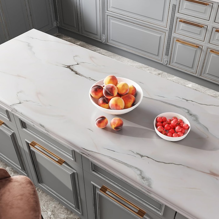 Tapet autoadeziv din PVC, model marmura alba cu accente gri si roz, rezistent la apa, adeziv puternic, usor de montat si de taiat, pentru blaturi bucatarie, mobilier, usi, pereti, 30 x 200 cm