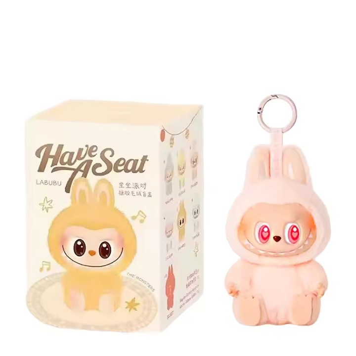 Cutie Surpriza Labubu V2 Amto Universal - Jucarie Imblanita 15cm cu Cap Rotativ si Card Monstri Kawaii, degete rotative, Bumbac PP Premium, Colectie Anime (Personaj Misterios)