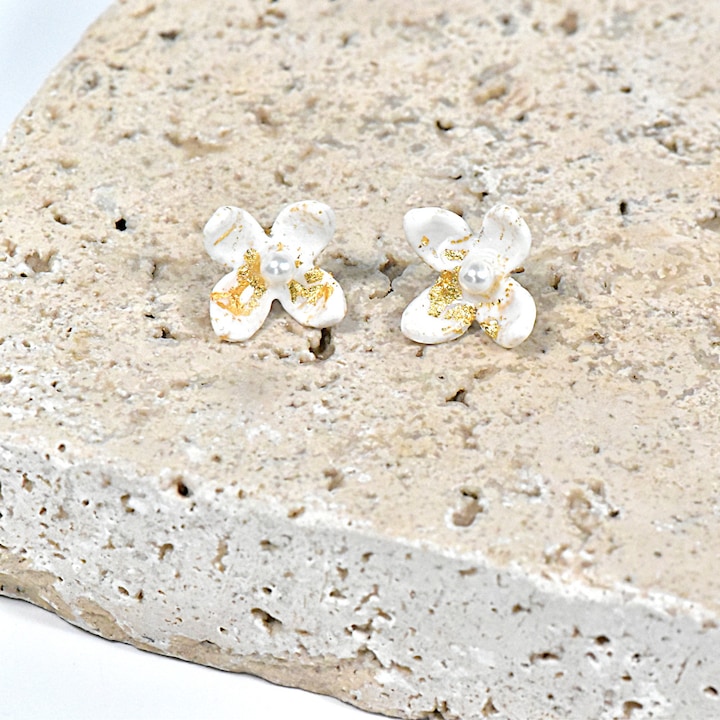 Cercei NARRU, lucrati manual, in forma de floare, cu perle din sidef, alb si auriu, Bonnie