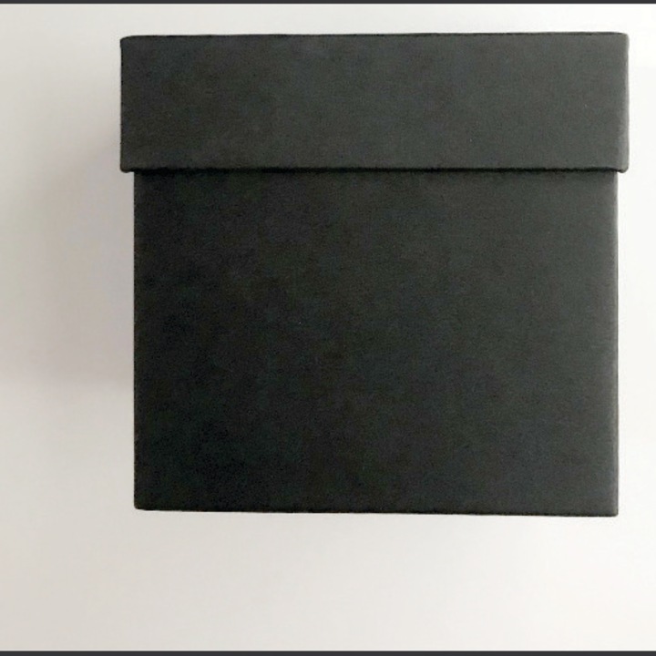 Подаръчна кутия от твърд картон, модел с долен капак, 10x10x10 см, черна. Идеална за 1 чаша