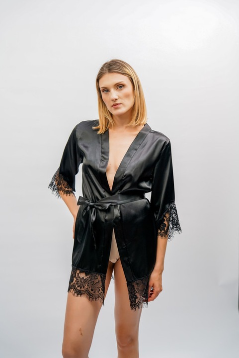 Finom szatén köntös finom csipke részletekkel, hosszú ujjakkal és V-nyakkivágással, Noirlingerie, Fekete