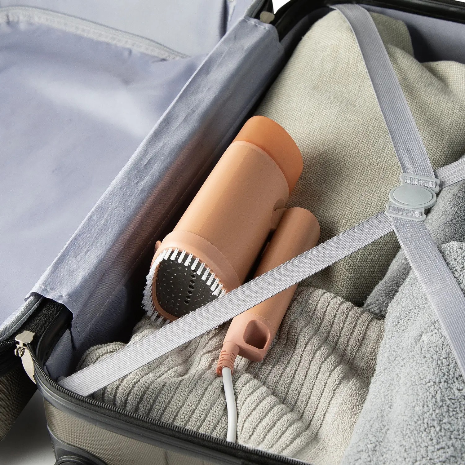 Aparat de calcat cu aburi pliabil DOMO, ideal pentru vacante, portabil, calcare verticala, talpa din ceramica, control nivel aburi, ideal pentru toate tipurile de material, portocaliu pastel