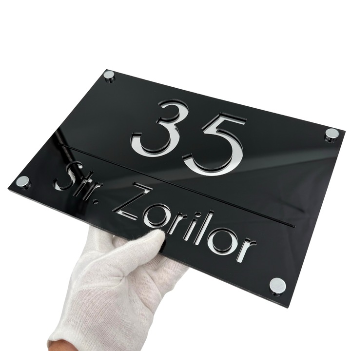 Placuta numar casa, Negru Lucios, Argintiu Oglinda, 4 Distantieri Argintii, 30x20cm