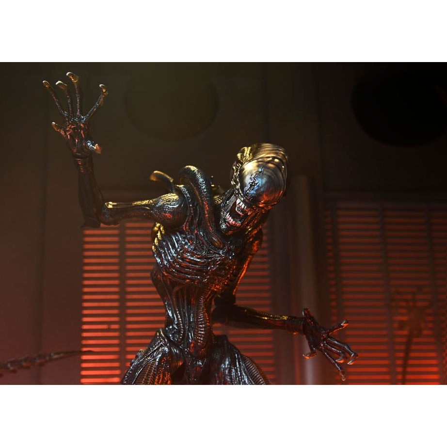 Figurina Alien: Romulus Ultimate Action Figure Scorched Xenomorph