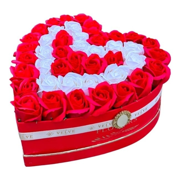 Флорална аранжировка "L'amour en Rose" в кутия във формата на сърце със 75 сапунени рози, червена, VELVE