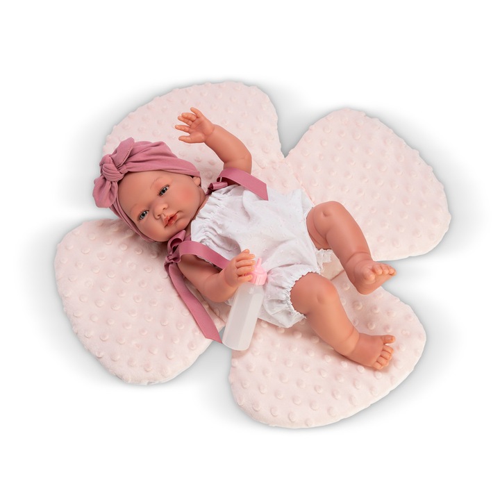 Baba Maria kalapban és rózsaszín lóhere párnával