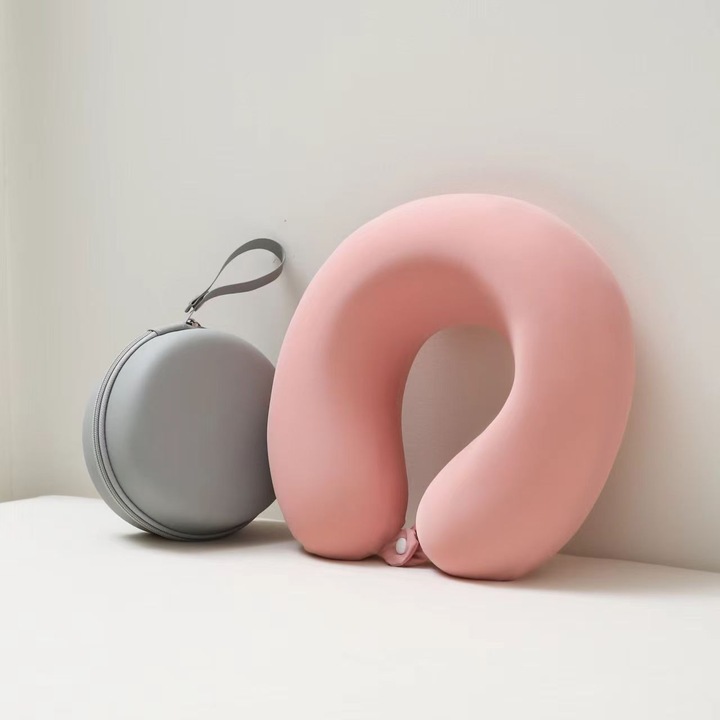 U-alakú párna. Nyári, jégselyem U-alakú memóriahabos párna, lassú visszarugózással, ebédszüneti nyakvédelemre és utazáshoz, repülőgépre.