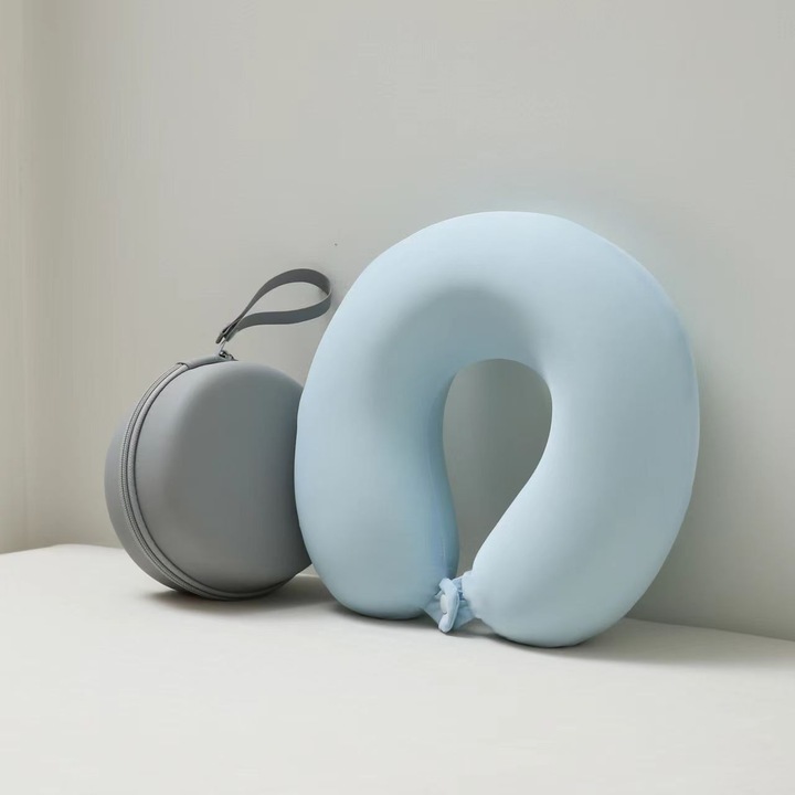 Bársony utazópárna, fekete védő, kék U alakú párna