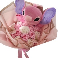 Buchet cu trandafiri de sapun parfumati si Stitch, model 3