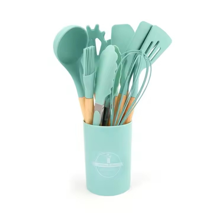 Set de 12 ustensile de bucatarie pentru gatit, din silicon termorezistent, maner din lemn, antiaderente
