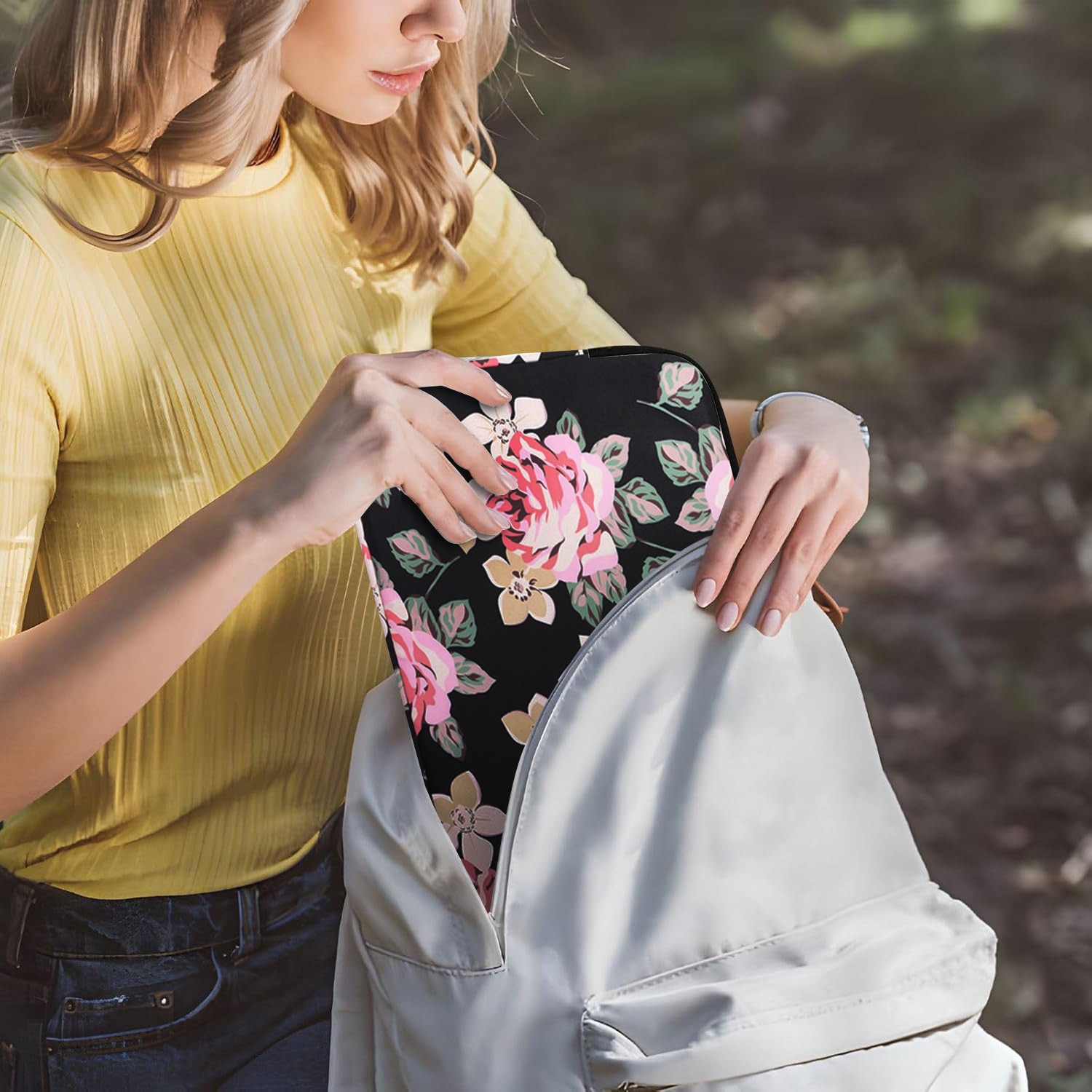 Etui laptop 13", XGSM, negru cu imprimeu roz, dimensiuni 355x251x24mm