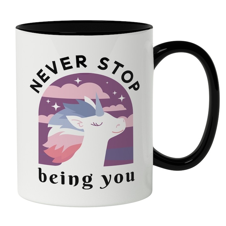 Személyre szabott fehér bögre, Unikornis tarka sörénnyel és rózsaszín szarvval a szélben, angol üzenet Soha ne hagyd abba önmagad lenni, Önbizalom, Önszeretet, fekete fogantyú, INOVATIX®. 330ml