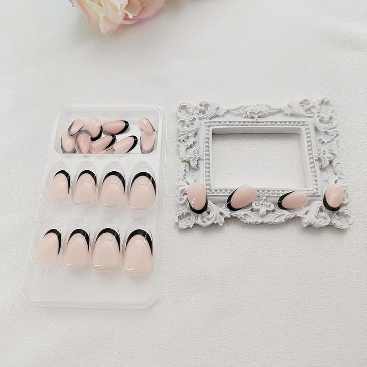 Ragasztható műköröm szett, francia végekkel, rövid mandula forma, 24 darab