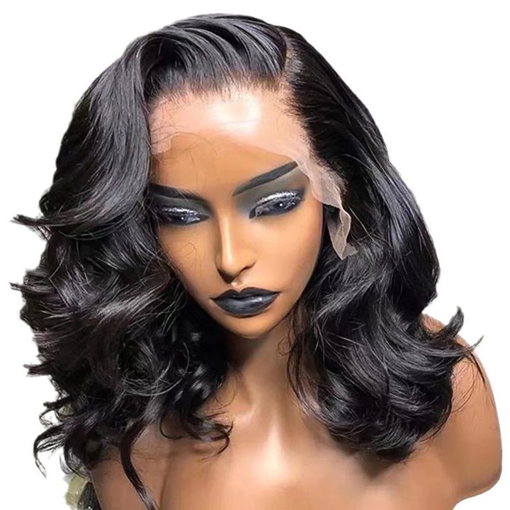 Peruca scurta ondulata cu dantela frontala, neagra, din fibra sintetica rezistenta la caldura, cu breton natural si curea ajustabila