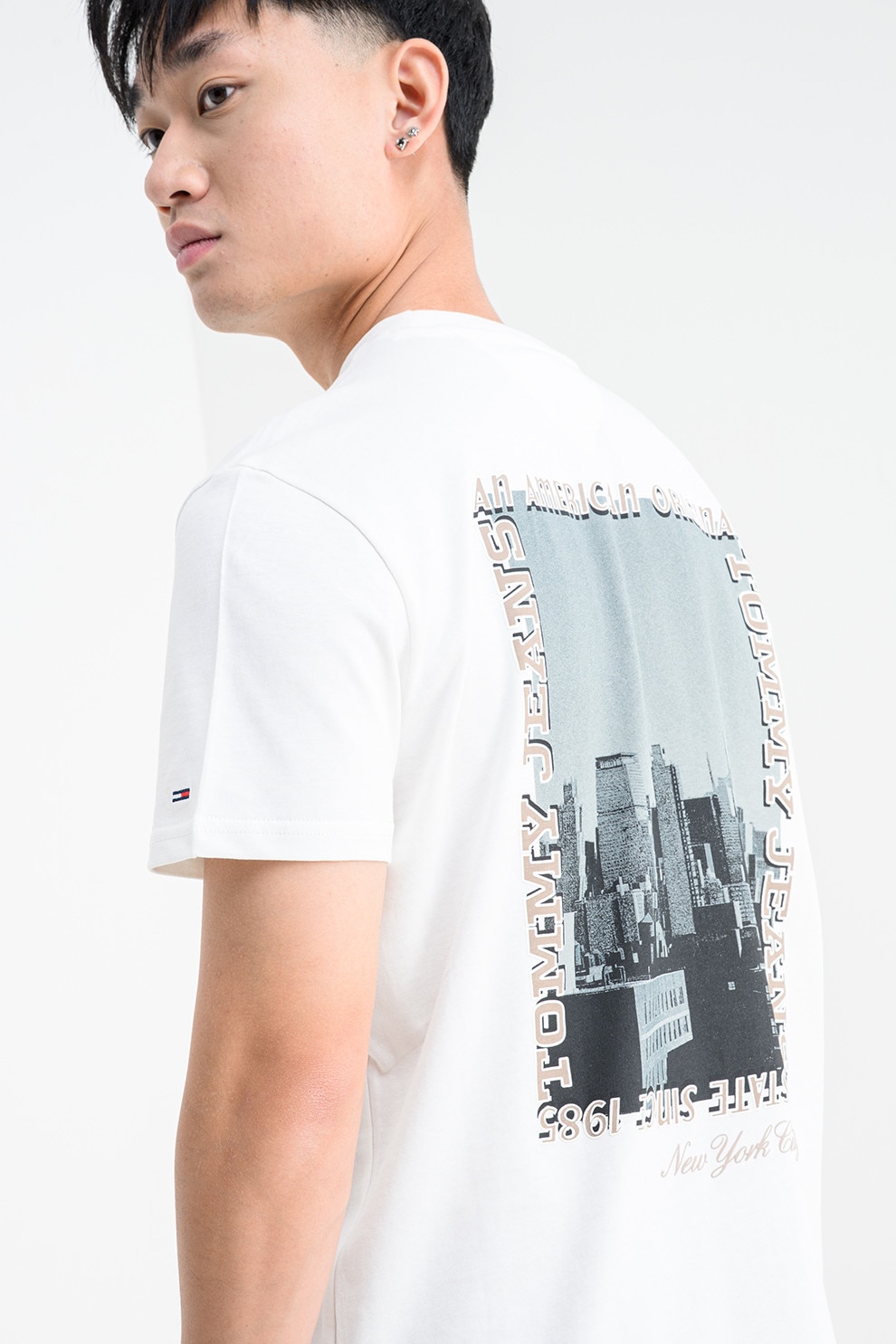 Tommy Jeans, Tricou regular fit cu imprimeu foto pe partea din spate, Alb, Maro fango, Gri inchis, M