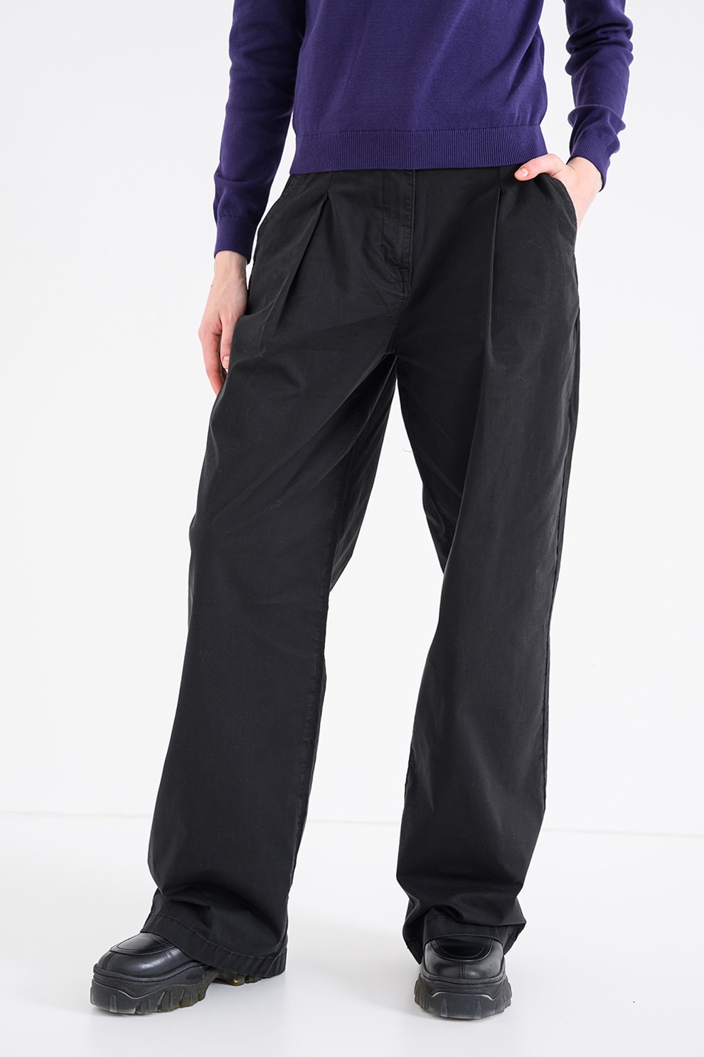 Tommy Jeans, Pantaloni din amestec de lyocell cu croiala ampla si pliuri pe partea din fata, Negru, W27-L32