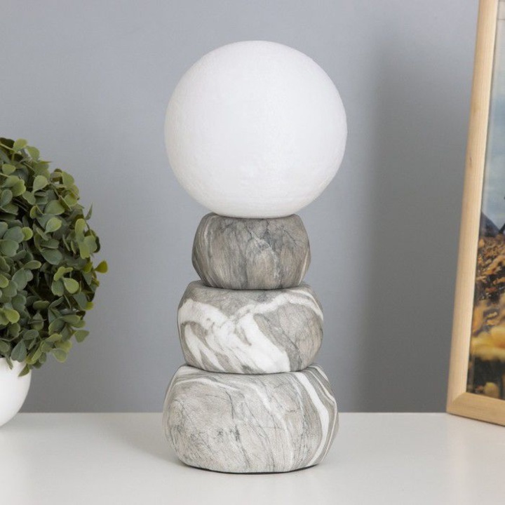 Veioza din Ceramica Stil Marmura Gri, Design Decorativ cu Baza in Straturi, Conectare la Priza, Ideala pentru Noptiera sau Birou