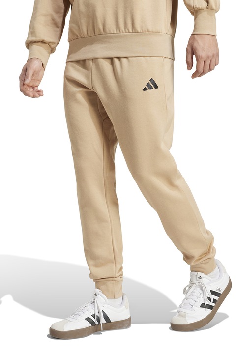 adidas Sportswear, FeelCozy szűkülő szárú húzózsinóros szabadidőnadrág, Fekete/Tevebarna