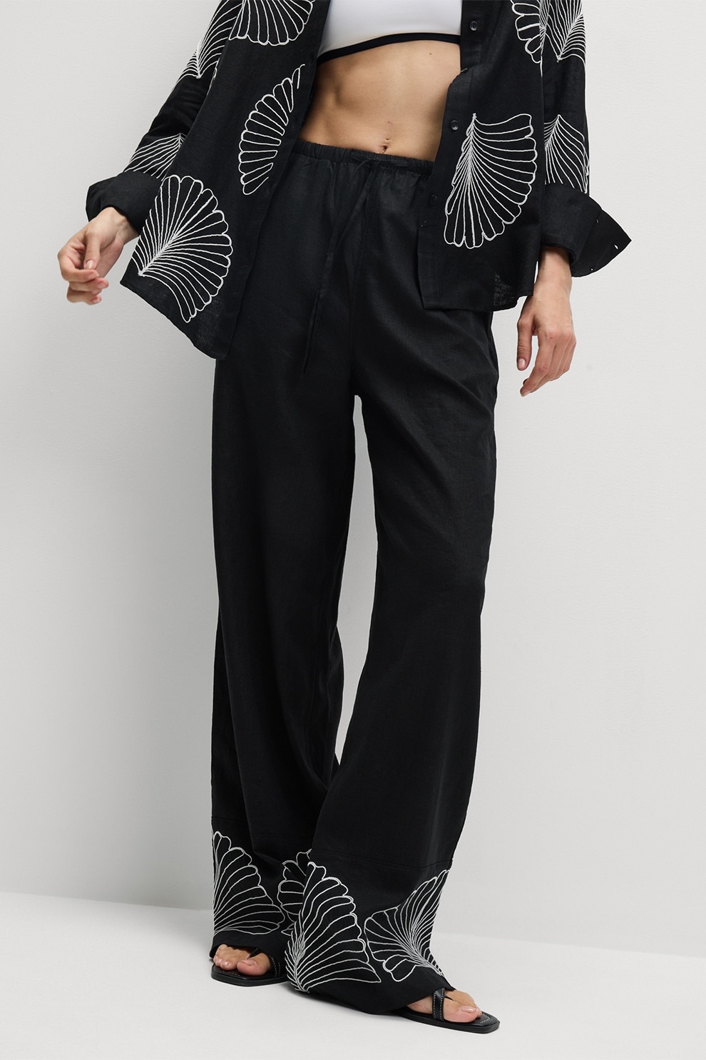 Marks & Spencer, Pantaloni din amestec de in cu croiala ampla si talie ajustabila, Negru, 12