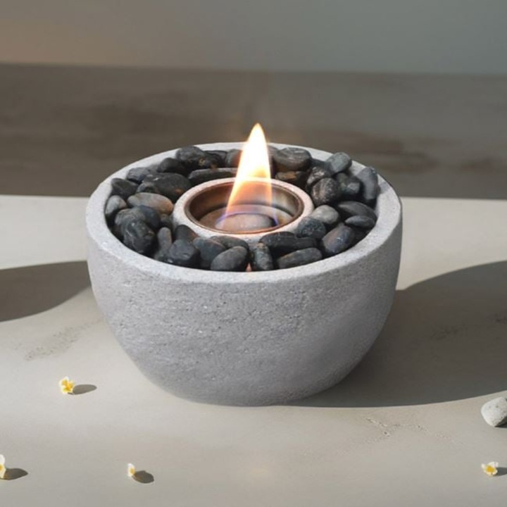 Focar Decorativ de Masa 23x11 cm, din Ciment Gri cu Pietre Decorative – Functioneaza cu Etanol (Neinclus), pentru Interior sau Exterior