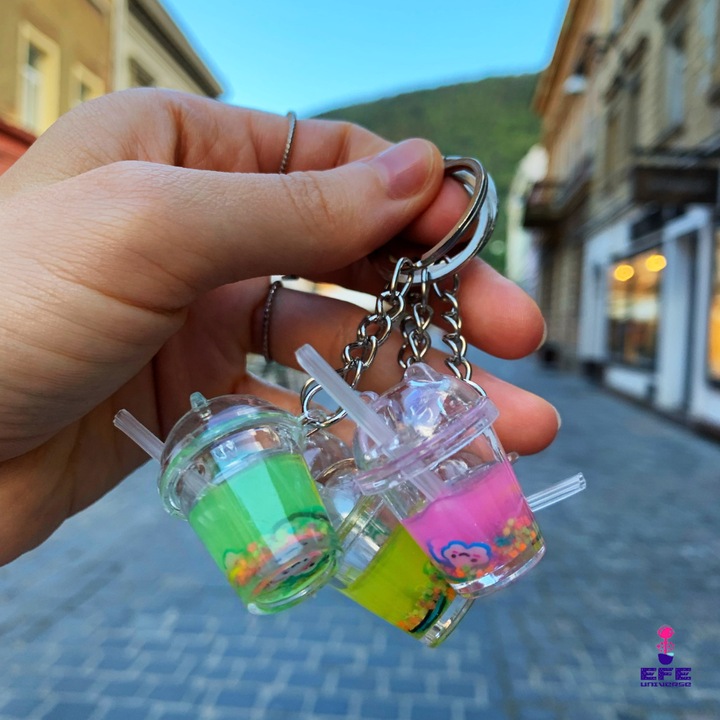 30 db-os Bubble Tea kulcstartó készlet átlátszó folyadékkal és figurákkal belül, EFE UNIVERSUM, 3D modell Bobba gyöngyökkel, különböző színekben